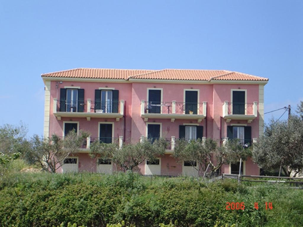 Kolona Apartments Ликсури Экстерьер фото